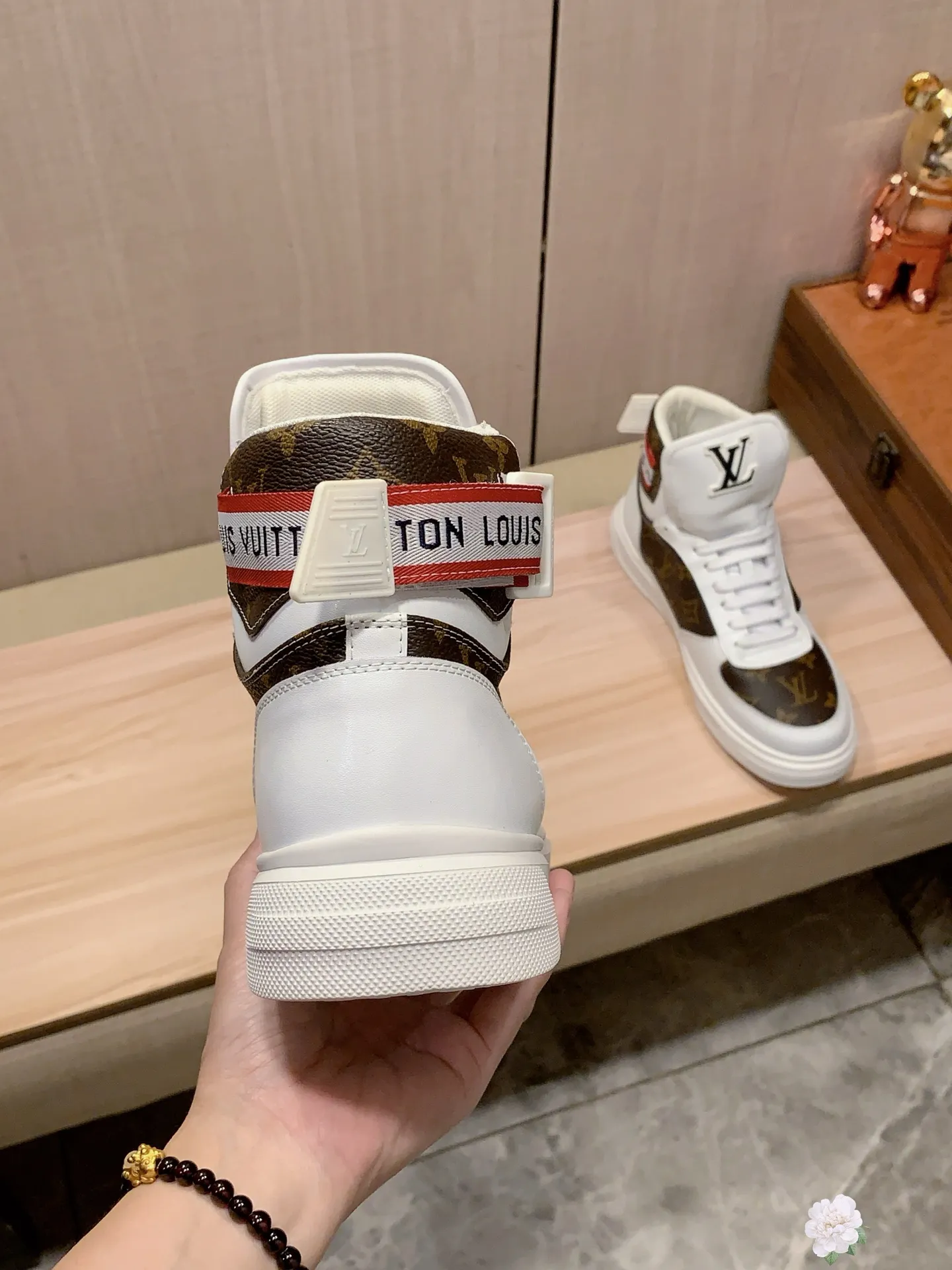 High-top men's shoes 💰442💰💰🎩🎩[Lightning][Lightning] "LV*" latest • popular casual shoes, top brand [seduce] luxury~purchase, top~quality. [Strong] The upper is made of imported breathable cowhide with fabric material ➕ Breathable sheepskin feet (•) and fine workmanship. The original stylish and stylish soft rubber wear-resistant and non-slip outsole is light and comfortable on the feet. The real thing looks better when taken in real life. 111: code: 38-44, 2️⃣ colors selected